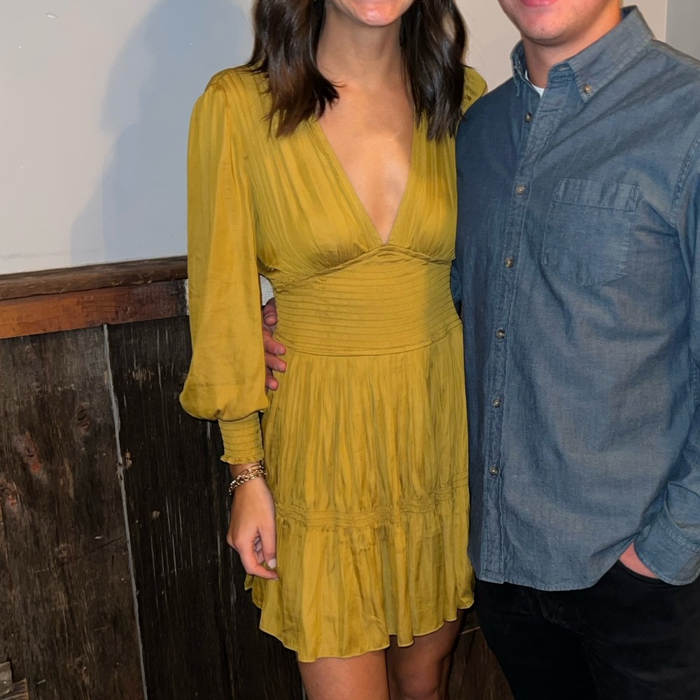 Long sleeve dress. Gold/mustard color